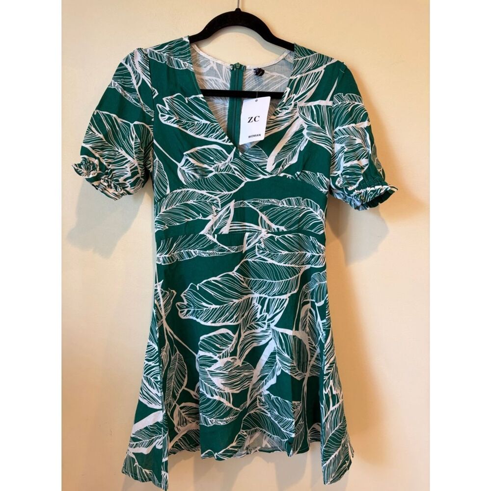 ZC Woman Green & White Leaf Print V-Neck Dress